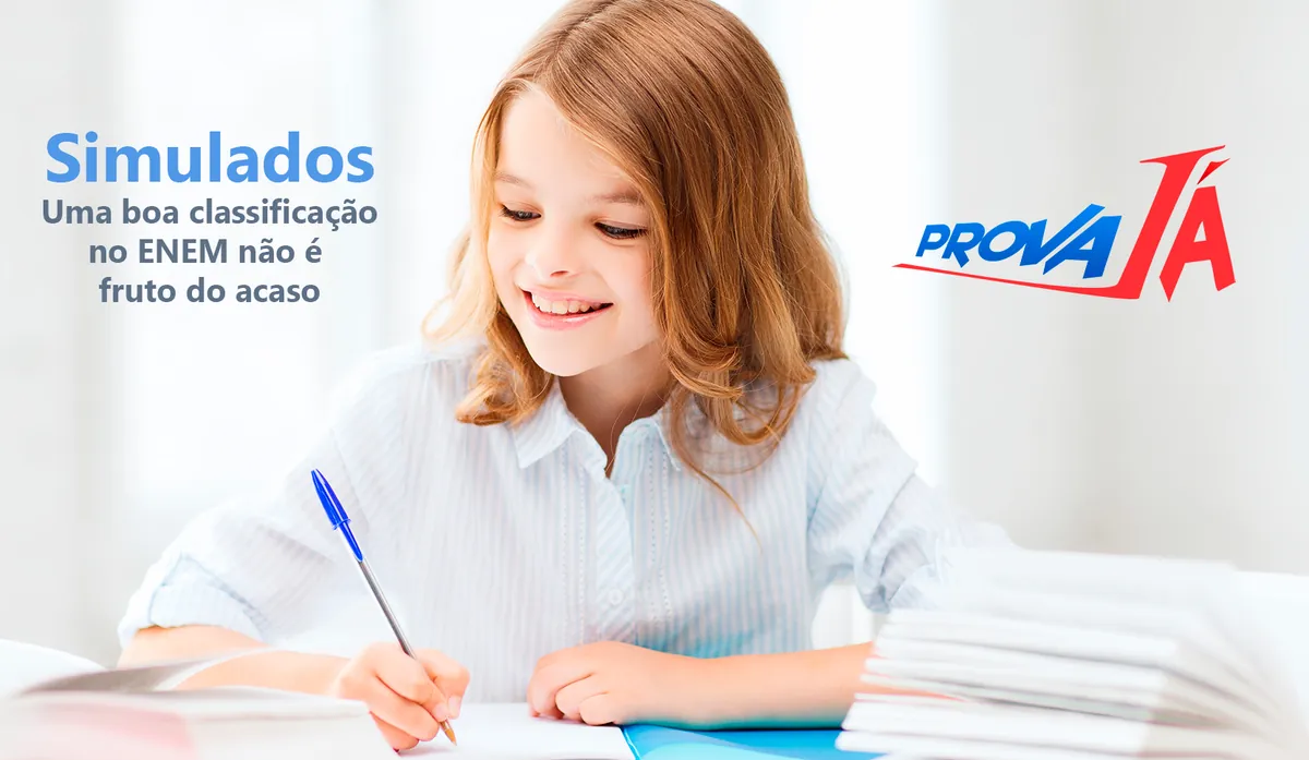 Menina sorrindo enquanto resolve um simulado